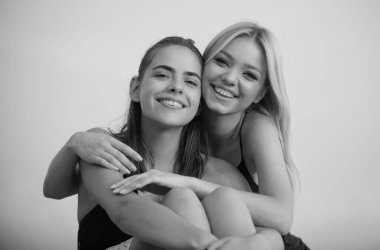 Kız arkadaşlar sarılıyor. Kucaklayan kızlar. Şefkatli genç bayan. Seksi kız arkadaşlar lezbiyenler. İki seksi lezbiyen kız. Şehvetli lezbiyenler. Lgbt, lgbtq konsepti. Seksi seksi kızlar.