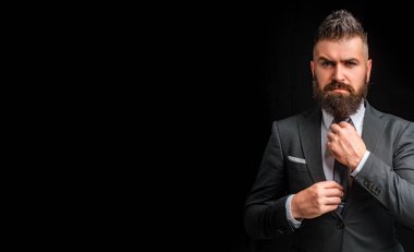 Zengin içinde klasik takım elbise giymiş adam sakallı. Elegance gündelik elbise. Moda elbise. Lüks erkek giyim. Takım elbiseli adam. Güven işadamı. Klasik kostüm