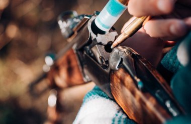 Adam bir av tüfeği şarj oluyor. Amerikan av tüfekleri. Hunter avı av tüfeği silah ile