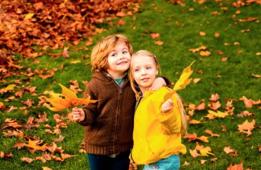 Dost canlısı romantik çocuklar erkekler ve kızlar parkta sonbahar gününün tadını çıkarın.