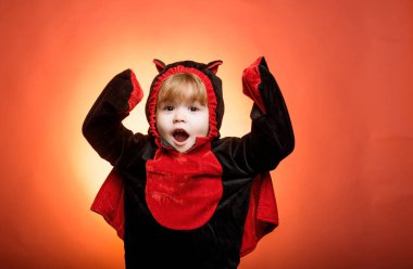 Kırmızı arka planda balkabaklarıyla Cadılar Bayramın kutlu olsun. Cadılar Bayramı konsepti. Cadılar Bayramı partisi ve komik balkabağı. Cadılar Bayramı için en iyi fikir. Balkabağı fenerleri. Cadı şapkası