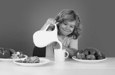 Çocuk süt içiyor. Çocuk süt dolduruyor.