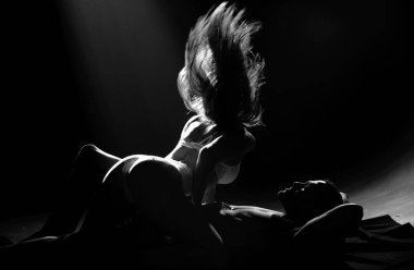 Aşık bir çiftin romantik portresi. Tutkulu bir adam şehvetli bir kadını öpüyor. Sarıl ve öp. Sevgi dolu çift sarılıyor