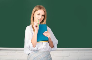 Lise öğrencisi sınıfta İngilizce ya da matematik öğreniyor. Üniversitede bir kitaptan not alan kız öğrenci. Düşünen genç kadın