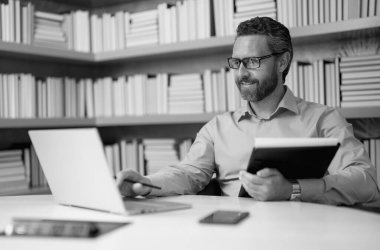 Öğretmenler günü. Öğretmenim okulda. Orta yaşlı öğretmenle bilgi ve eğitim. Kitabı olan bir milenyum öğretmeni. Sınıfta ders veren adam. Üniversite sınavı öğretmenleri. Üniversite öğretmeni