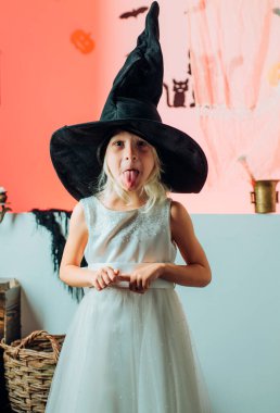 Hediye ver yoksa karışmam. Cadılar Bayramı elbiseler ve cadı kostümleri ve cadı şapkaları. Cadılar Bayramı için en iyi fikir. Jack-o-fener. Cadılar Bayramı için en popüler şeker