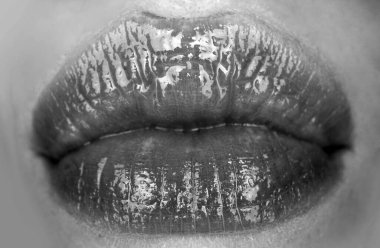 Kadınların şehvetli ağızları vardır. Seksi dudaklar. Şehvetli dudakları olan genç bir kadının ağzına yakın çekim. Parlak lüks ağız, göz kamaştırıcı dudak konsepti