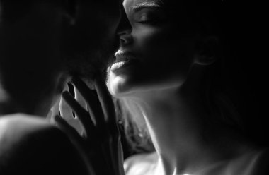 Birlikteyken kucaklaşan seksi bir çiftin şehvetli portresini yakından çek. Siyaha aşık genç bir çift. Bu sevimli çift birlikte vakit geçiriyor. Hassas bir tutkuyla şehvetli bir çift.