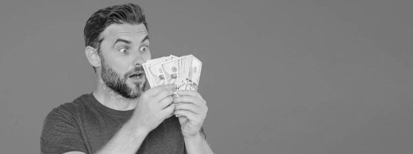 Банкноты за кучу долларов. Человек с кучей стодолларовых купюр. Легкие деньги кредит. Черные деньги. Концепция расчета зарплаты. Прибыль и богатство. Зарабатывай деньги. Успешная сделка бизнесмена