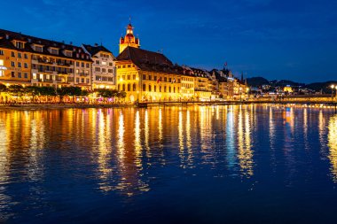 Lucern City 'de ünlü Chapel Köprüsü var. İsviçre, Lucerne 'de nehir kenarı. Lucerne şehir manzarası. Lucerne Kantonu. Lucern İsviçre. Lucerne 'nin tarihi şehir merkezinde göllü gün doğumu