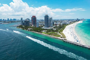 Florida, ABD 'den Miami Beach sahnesi. Miami sahili. Miami Plajı ve şehir manzarasının havadan görüntüsü. Miami sahilinin kıyı şeridi, hava manzaralı. Ünlü Amerikan simgeleri. ABD 'de yaz yolculuğu