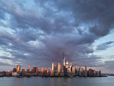 New York hava manzaralı, New York City gökyüzü manzaralı. Manhattan, New York 'ta panoramik drone görüntüsü. New York 'ta günbatımı. New York Şehri şehir merkezi alacakaranlıkta kara bulutlarla gökyüzü manzarası