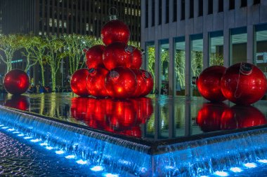 NYC Noel süslemeleri. New York Şehri ve Yeni Yıl. Manhattan, kışın şehir merkezinde. Noel ve New York City silueti. ABD Manhattan 'da kış