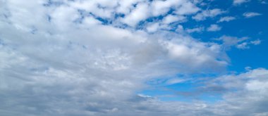 Mavi gökyüzünde bulut. Boş uzayı olan yumuşak, yumuşak bulutlar. Güzellik konumu hediye promosyon, yaz cenneti rüya gibi konsept. Yumuşak bulutları olan gerçek gökyüzü arkaplanı. Bulutlu Pankart