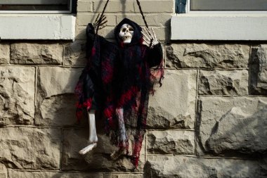 Cadılar Bayramı sezonu. Cadılar Bayramı balkabağı ve dekore edilmiş ev için iskelet. Bir Amerikan evinin ön bahçesinde dekore edilmiş korkunç bir şey. Şeker mi şaka mı? Cadılar Bayramı geçmişi. Cadılar Bayramı 'nın sonbahar tatili