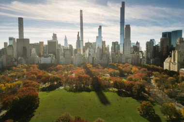 Sonbahar Sonbaharı. İnsansız hava aracından sonbahar Central Park manzarası. Sonbaharda New York City Manhattan Central Park Havalimanı panoraması. New York 'ta sonbahar boyunca Central Park