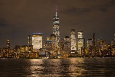 The NYC City, ABD 'de bir gece. İkonik binalarla dolu bir gece. New York City Manhattan Şehir Merkezi Skyline, Jersey City, ABD.