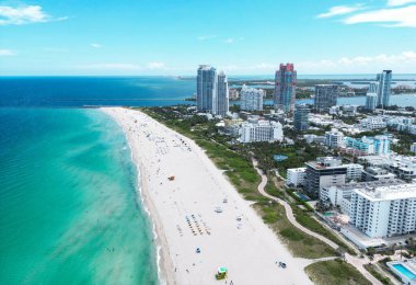 Florida, ABD 'den Miami Beach sahnesi. Miami sahili. Miami Plajı ve şehir manzarasının havadan görüntüsü. Miami sahili kıyı şeridi, hava manzaralı.