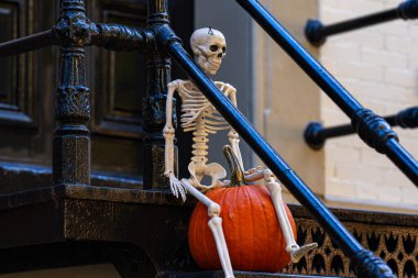 Evde Cadılar Bayramı. Cadılar Bayramı balkabağı ve dekore edilmiş ev için iskelet. Bir Amerikan evinin ön bahçesinde dekore edilmiş korkunç bir şey. Şeker mi şaka mı? Cadılar Bayramı geçmişi. Cadılar Bayramı 'nın sonbahar tatili