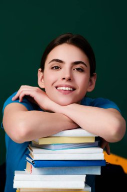 Sınıftaki öğrenci kız. Üniversitedeki bilgi. Lisedeki liseli kız. Üniversite öğrencisi, üniversite sınıfında öğreniyor. Eğitim konsepti. Üniversitede ders ve ödev