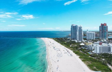 Florida, ABD 'den Miami Beach sahnesi. Miami sahili. Miami Plajı ve şehir manzarasının havadan görüntüsü. Miami sahilinin kıyı şeridi, hava manzaralı. Ünlü Amerikan simgeleri
