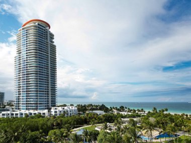 Miami plajı, okyanus gezisi yaz şehri. Miami Beach, South Beach, Florida, ABD. Kıyı şeridi, hava manzarası. Yüksek gökdelenlerin ve okyanusun havadan görünüşü, Miami Beach, Florida, ABD