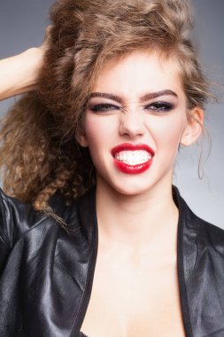 Moda modeli. Modaya uygun genç bir kadın. Göz kamaştırıcı bir genç kadının portresi. Zarif Bayan. Güzel model. Zarif bir kadının moda portresi. Moda ve güzellik