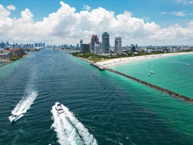 Miami sahili kıyı şeridinin hava manzarası. Miami Sahili Panorama Manzarası. South Pointe Parkı 'nın havadan görünüşü. Miami şehri. Güney Miami 'nin en iyi manzarası