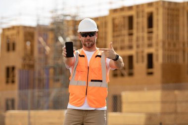 Bina konsepti. Ustabaşı telefonla aradı. Amerikan ahşap ev inşaatı. Amerikan ahşap ev kirişler, ahşap çerçeve yapı, çerçeve yapı