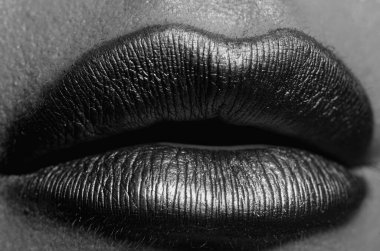 Altın parıltı efektli dudak. Kadın ağzı kapanıyor. Altın ruj. Cazibeli altın ağızlı. Dudaklarında altın boya var. Kadın ağzında altın dudaklar. Metalik gövde. Altın kavram