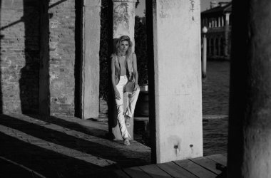 Güzel yüzü ve pürüzsüz cildi olan şehvetli, güzel bir kadın. Summer City sokak arka planında seksi bir model. Güzel seksi model kız dışarıda poz veriyor. Beyaz tenli güzel bir kızın portresi