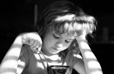 Çocuk mutfakta kahvaltı yapar. Organik ev yemekleri. Çocuklar için sağlıklı yiyecekler