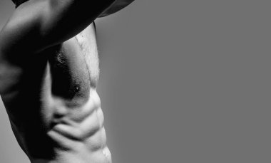 Seksi kaslı, yakışıklı, üstsüz erkek model. Kaslı vücut. Kaslı adam. Erkek vücudu, güçlü adam. Atletik genç adam üstsüz poz veriyor. Çıplak vücutlu bir gay. Kas modeli
