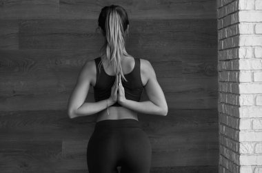 Kadın esniyor. Genç kız yoga yapıyor, egzersiz yapıyor, spor yapıyor.