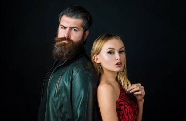 Moda kızı ve outlet elbiseli adam siyah arka planda poz veriyorlar. Moda görünümü