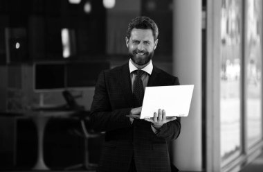 Şehirli iş adamı gülümsüyor. Sıradan bir iş adamı ceketi giyiyor. Olgun bir iş adamının portresi.