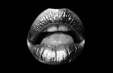 Altın makyaj. Renkli seksi dudaklar, altın sanat. Dudakları altın renginde. Altın tasarım