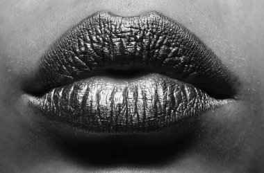 Altın dudaklar. Ağzında altın boya var. Altın dudaklar. Lüks altın dudaklar makyaj. Yaratıcı metalik rujlu altın dudaklar. Altın metal dudak. Şehvetli kadın ağzı, sıkı tutun, makro