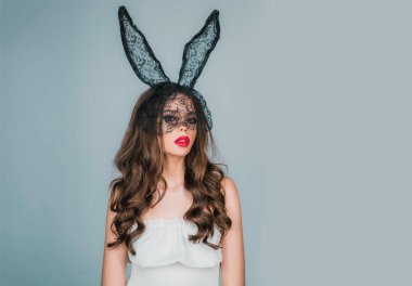 Tavşan kulaklı şehvetli model kız. Parlak Smokey makyajlı güzel kız portresi. Cildi pürüzsüz ve makyajlı şehvetli bir kız. Genç, güzel bir kız. Kadın portresi. Sevgililer Günü