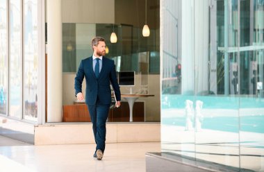 Modern ofisin önünde bir iş adamı portresi