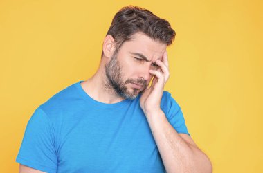 Migren, yorgunluk ve stres. Stüdyodaki adamın migreni tuttu. Baş ağrısı konsepti. Acı çeken erkekler streslidir. Stresli ve baş ağrısı. Migren ağrısı, şiddetli baş ağrısı.