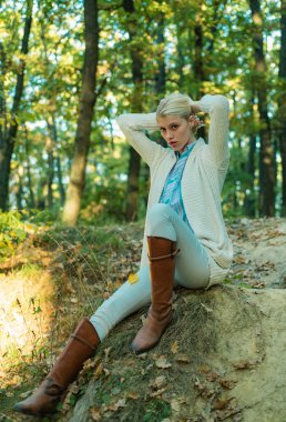 Moda sonbahar kızı. Sonbahar yaprakları. Açık hava moda anları. Sonbaharda yapraklarla oynayan bir kız.