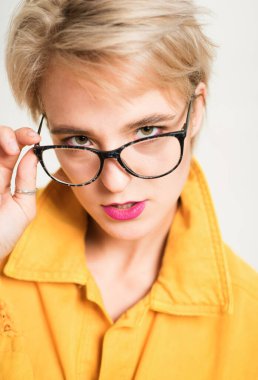 Akıllı aksesuar ekle. Gözlüklü şık bir kız. Görme ve göz sağlığı. Güzel görüş. Yüksek kalite lens. Modaya uygun gözlükler. Sarışın, sevimli bir kadın, yakından gözlük takıyor. Göz giyimi modası.