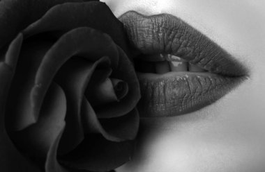 Çiçekli moda seksi kadın. Vogue tarzı, güllü model kız yüzü. Güllü güzel kadın dudakları