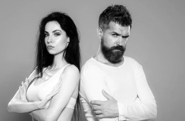 Çift omuz omuza. Hoş bir çift. Gerçek aşk. Akrabaları olan bir erkek.