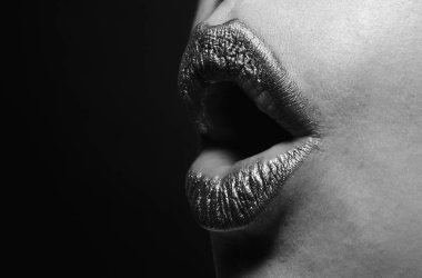 Şaşırmış ağız. Dişi dolgun dudakları altınla kapat. Altın parıltılı ruj. Seksi dudak için parlak bir tarz. Şehvetli kadın dudakları. Şatafatlı altın ağız. Parlak altın dudaklar.