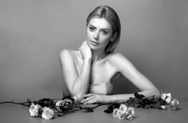 Kadın yüzü. Şehvetli genç kadın modelinin portresi.