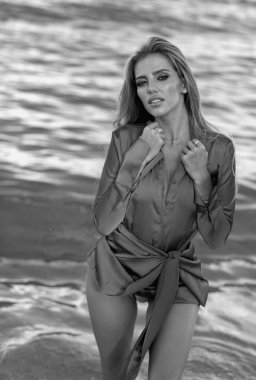 Şehvetli görünümlü bir kadının portresi, tropikal denizde seyahat ediyor. Plajda güzel bir deniz manzarası olan yaz kıyafetleri giyen genç bir kadın. Romantik, şehvetli, seksi genç bir kadın.