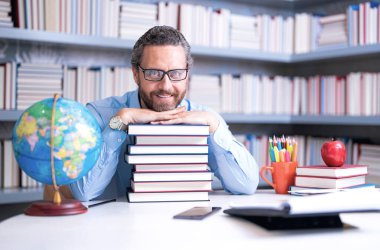Öğretmenim sınıfta. Yakışıklı öğretmenle bilgi ve eğitim. Sınıfta kitabı olan bir öğretmen. Sınıfta ders alan bir adam. Üniversite sınavı öğretmenleri. Üniversite öğretmeni. Öğretim ve öğrenme