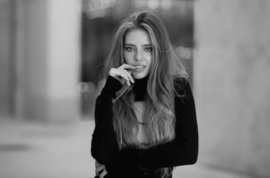 Güzel, şehvetli bir kadın. Zarif elbiseli, yaz tarzı muhteşem bir kadının açık hava portresi. Şehir caddesinde poz veren modaya uygun giyinmiş şık bir kız. Vogue yaşam tarzı portresi